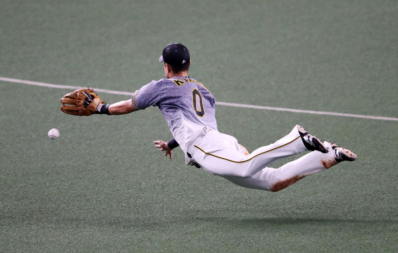 中日対阪神　7回裏中日無死、木浪はビシエドの打球に横っ跳びするが捕球できず（撮影・加藤哉）