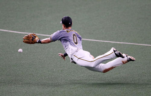 中日対阪神　7回裏中日無死、木浪はビシエドの打球に横っ跳びするが捕球できず（撮影・加藤哉）