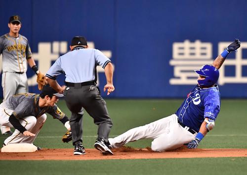 中日対阪神　7回裏中日無死、木浪のはじいたボールを見たビシエドは二塁を狙うも佐藤輝の好返球でタッチアウト（撮影・上田博志）