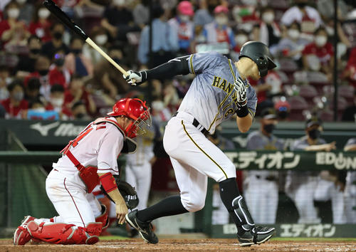 広島対阪神　4回表阪神2死一、三塁、佐藤輝は三振。捕手は坂倉（撮影・加藤孝規）
