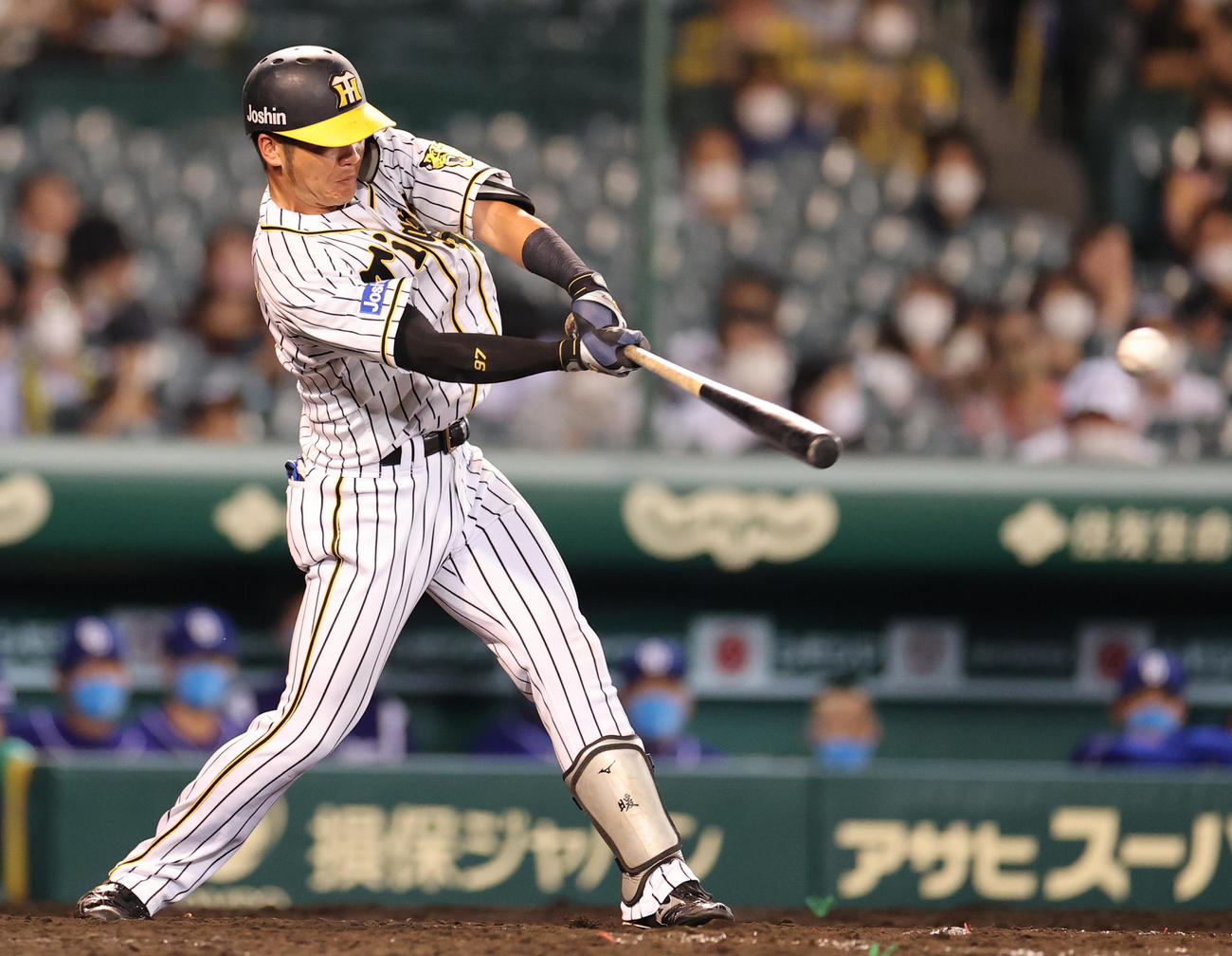 阪神対中日　5回裏阪神無死一塁、一塁手ビシエドがはじく痛烈な右前打を放つ小野寺（撮影・清水貴仁）