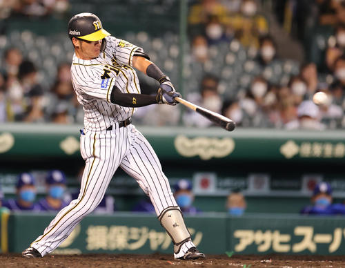 阪神対中日　5回裏阪神無死一塁、一塁手ビシエドがはじく痛烈な右前打を放つ小野寺（撮影・清水貴仁）