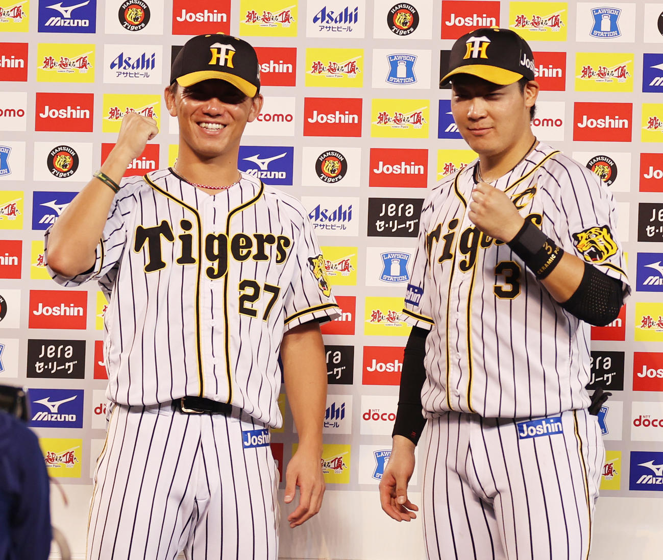 阪神対中日　ヒーローインタビューでポーズを決める伊藤将（左）と大山（撮影・清水貴仁）