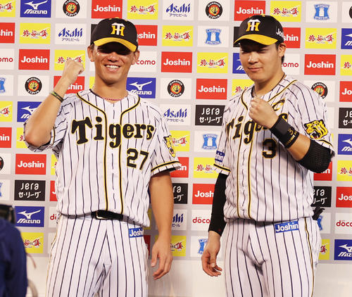 阪神対中日　ヒーローインタビューでポーズを決める伊藤将（左）と大山（撮影・清水貴仁）