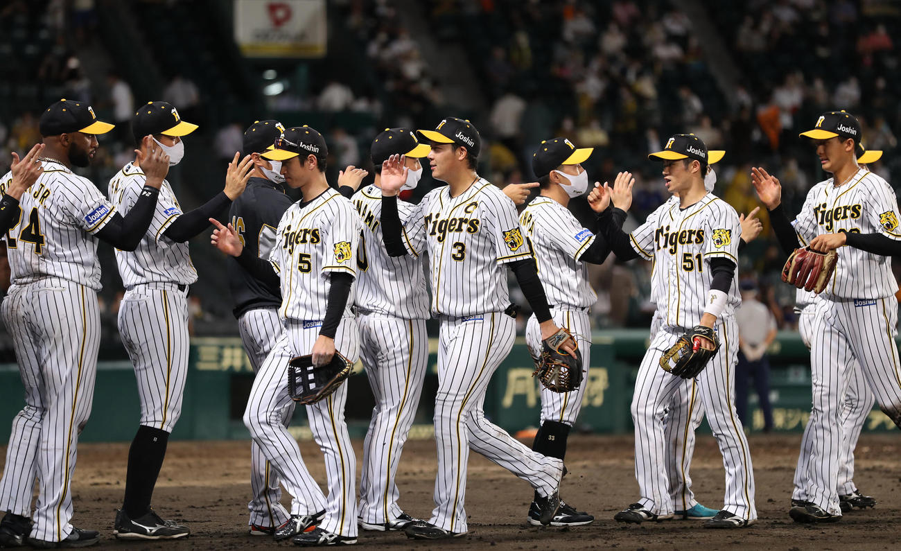 阪神対巨人　巨人に逆転勝利し、タッチを交わして喜ぶ大山（中央）ら阪神ナイン（撮影・前田充）