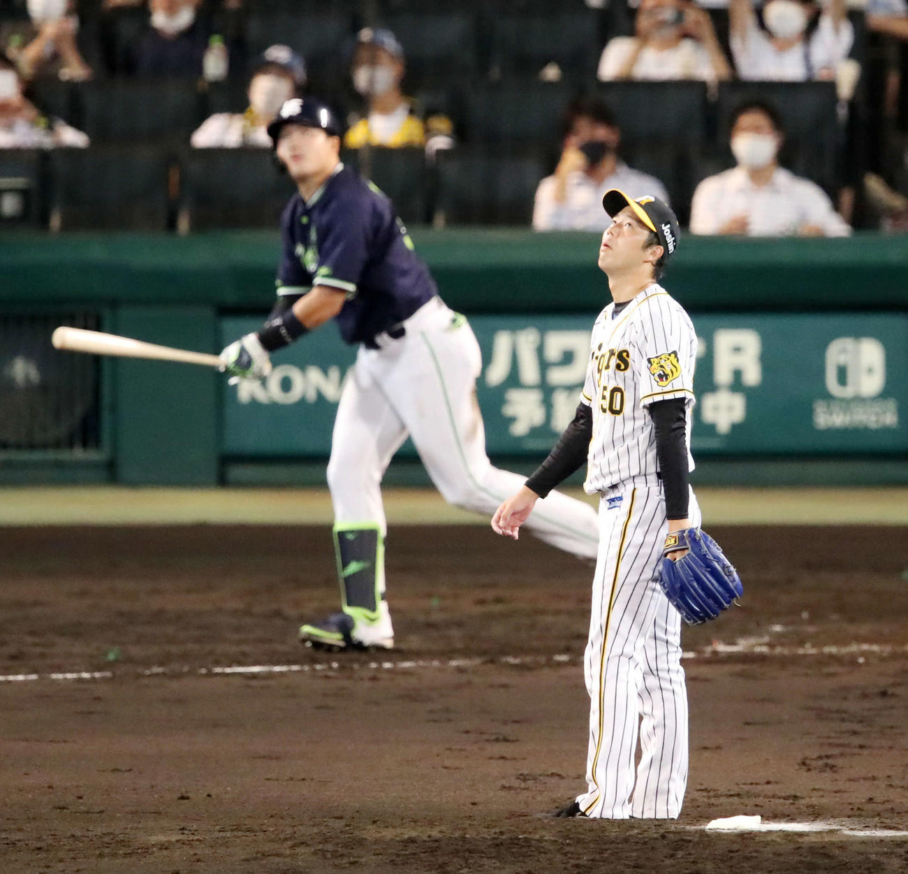 阪神対ヤクルト　3回表ヤクルト1死一、二塁、村上（左）に右越え3点本塁打を浴びる青柳（撮影・加藤哉）