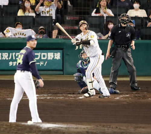 阪神対ヤクルト　6回裏阪神2死一塁、大山は左中間越えに勝ち越し2点本塁打を放つ。投手は大下（撮影・加藤哉）