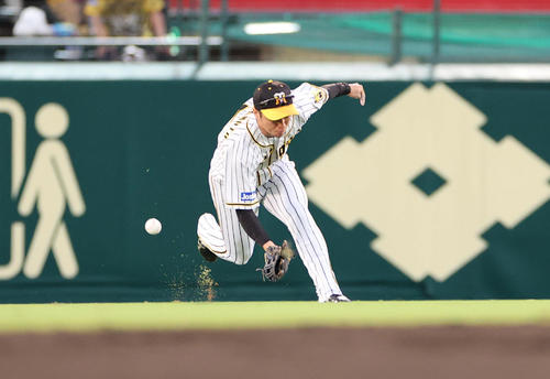 阪神対ヤクルト 1回表ヤクルト1死一、二塁、サンタナの打球に中堅手近本が前に出るもおよばず2点適時二塁打となる(撮影・清水貴仁)