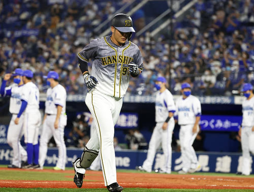 9回表阪神2死一塁、投ゴロに倒れ最後の打者となった小野寺（撮影・清水貴仁）