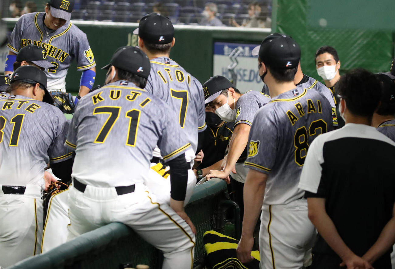 巨人対阪神　試合前の円陣で声出しする佐藤輝（撮影・加藤哉）