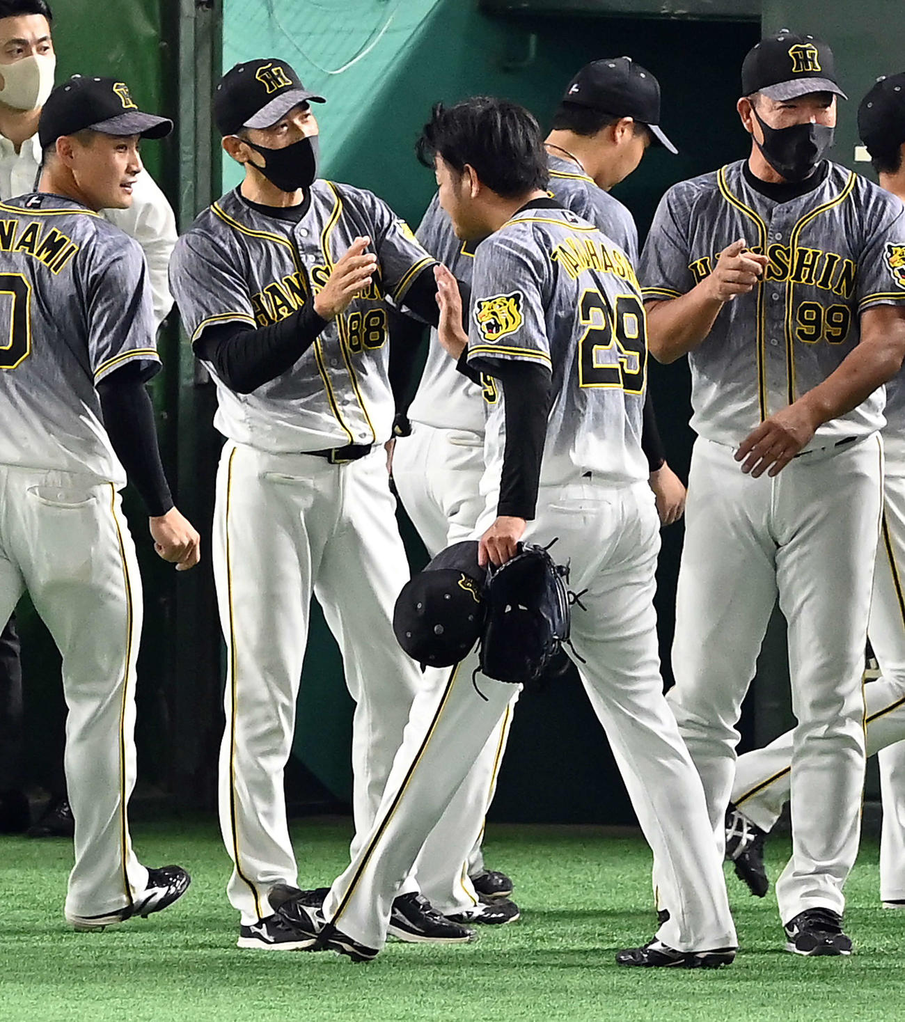 巨人対阪神　プロ初完封勝利を飾った高橋を迎える阪神矢野監督（撮影・たえ見朱実）