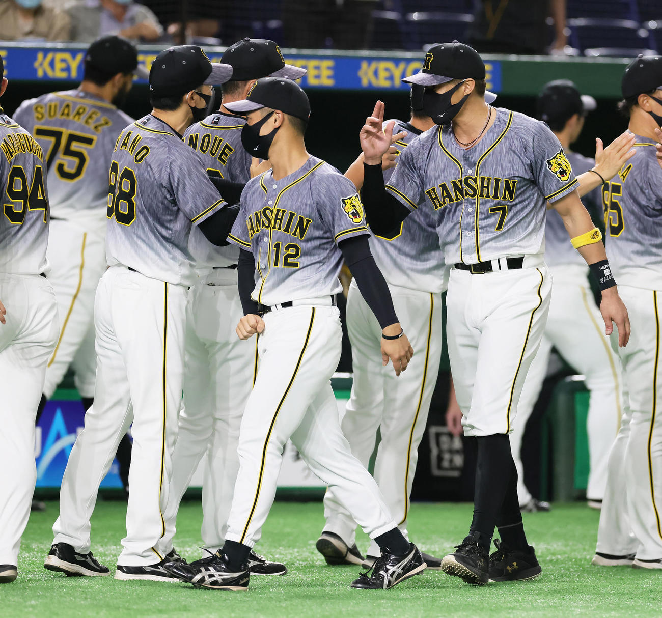 巨人対阪神　勝利した矢野監督（左・背番号88）は糸井（右）らナインを迎える（撮影・足立雅史）