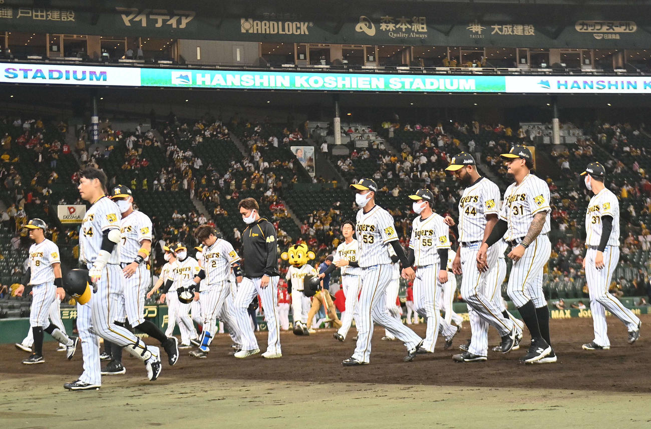 阪神対広島　広島に負けあいさつの後、ベンチに引き揚げる阪神ナイン（撮影・上田博志）