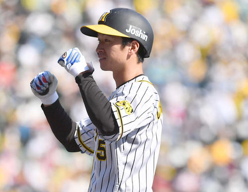 阪神対中日　右前安打を放つ近本（撮影・上田博志）