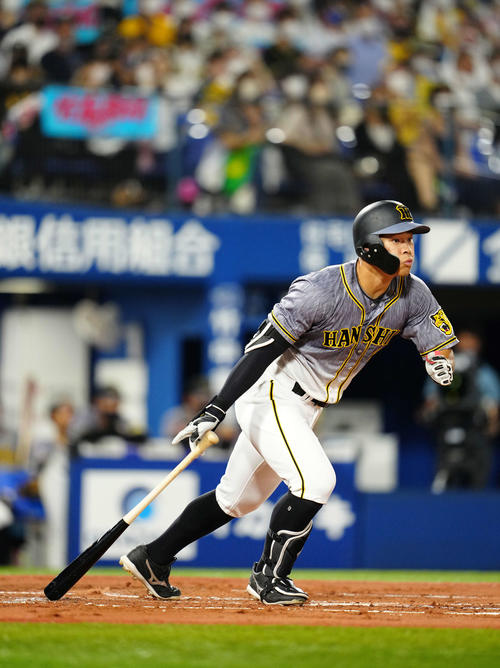 DeNA対阪神　1回表阪神2死一、二塁、右前適時打を放つ佐藤輝（撮影・江口和貴）