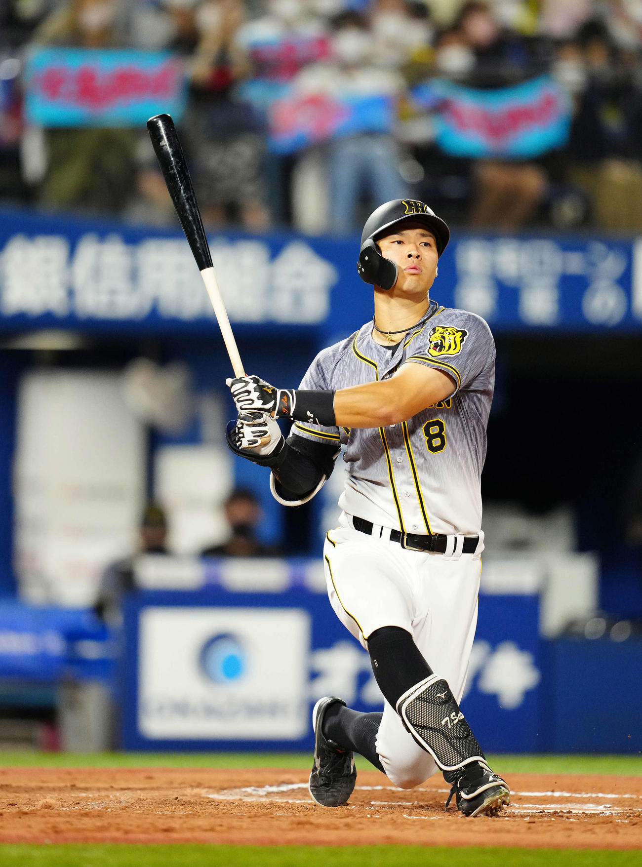 DeNA対阪神　6回表阪神無死一、二塁、空振り三振に倒れる佐藤輝（撮影・江口和貴）