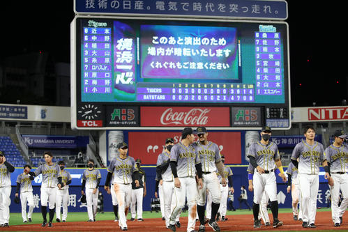 DeNA対阪神　横浜での最終戦を終えスタンドにあいさつした阪神ナイン（撮影・加藤哉）