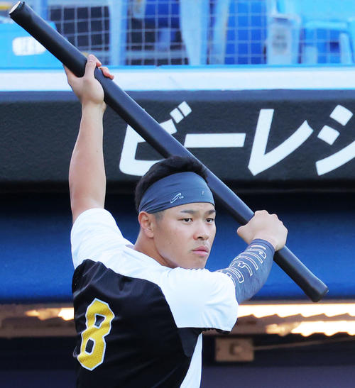 ヤクルト対阪神　試合前練習、ウオーミングアップする阪神佐藤輝（撮影・河田真司）