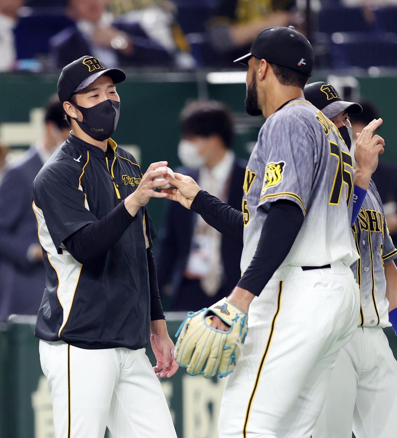 巨人対阪神　試合後、スアレス（右）からウイニングボールを受け取る青柳（撮影・狩俣裕三）