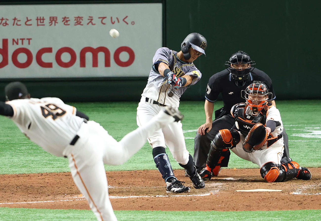 巨人対阪神　9回表阪神2死一、二塁、先制の適時二塁打を放つ板山。投手ビエイラ（撮影・河野匠）