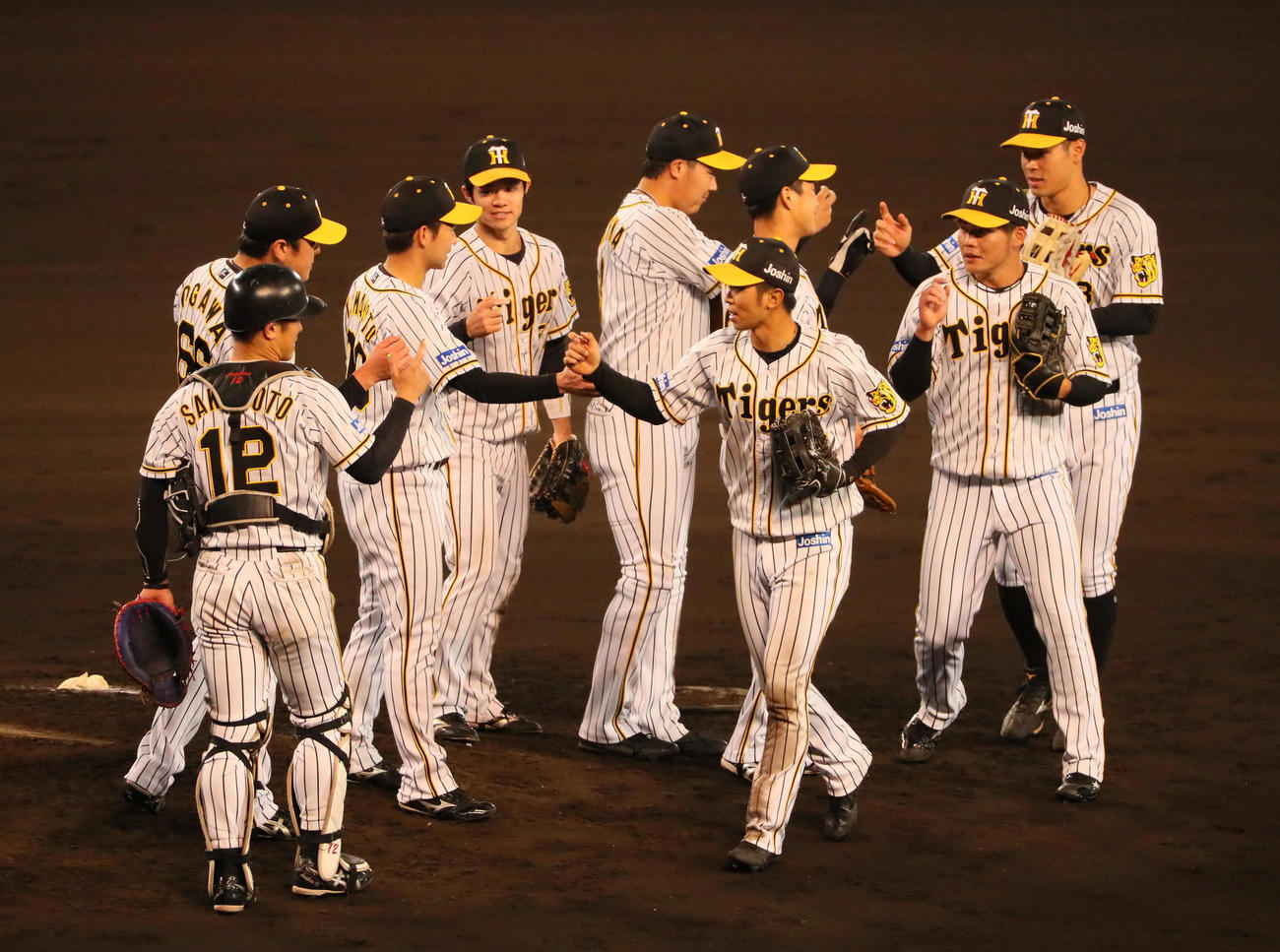 阪神対中日　勝利を喜び合う阪神ナイン（撮影・宮崎幸一）