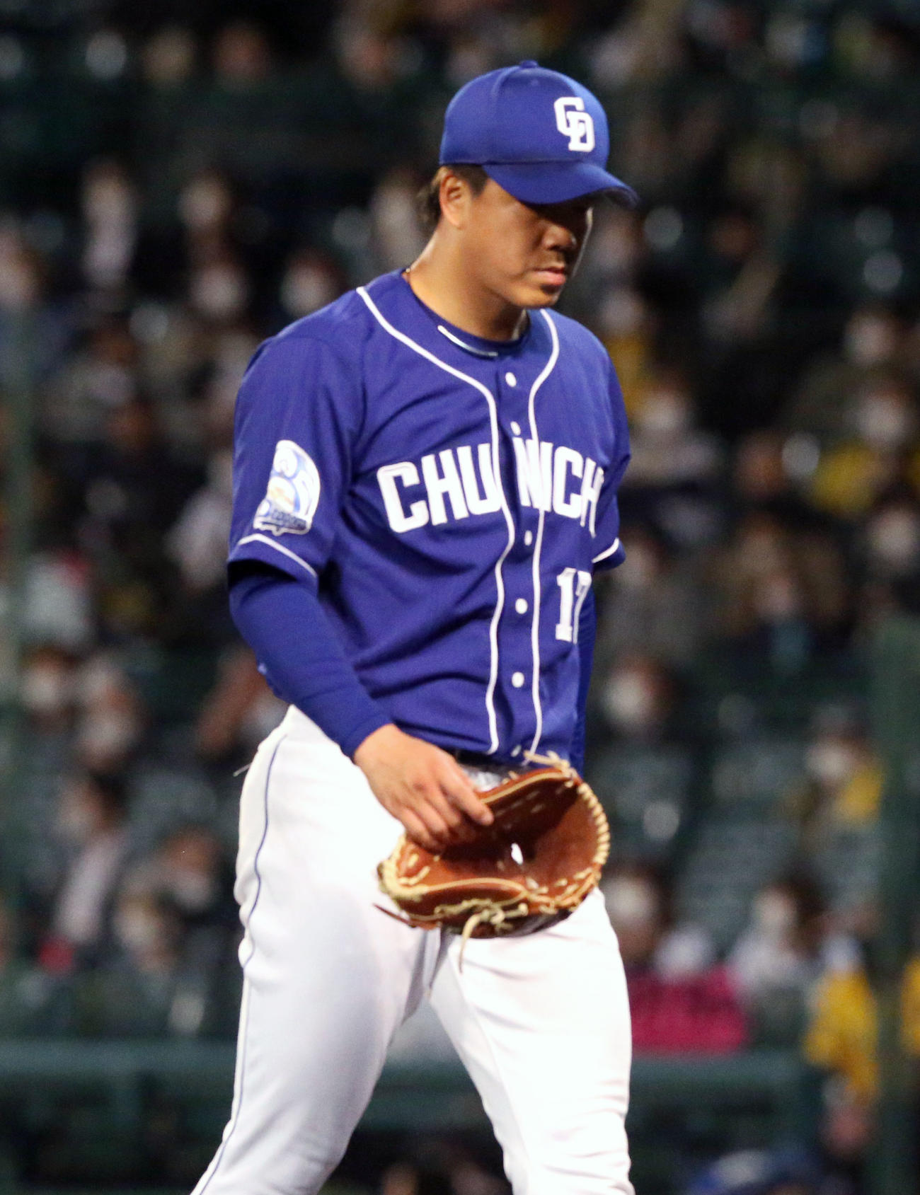 阪神対中日　2回を投げ終えベンチに引き揚げる中日先発の柳（撮影・上山淳一）