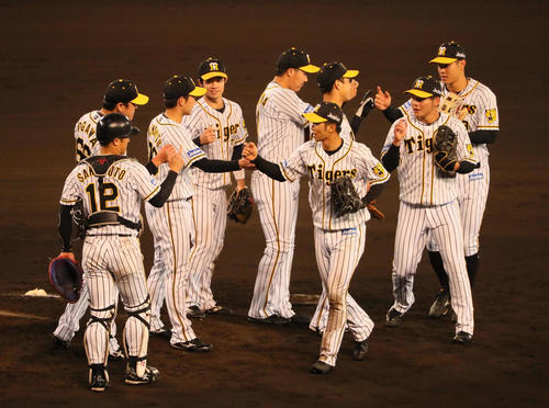 阪神対中日　勝利を喜び合う阪神ナイン（撮影・宮崎幸一）