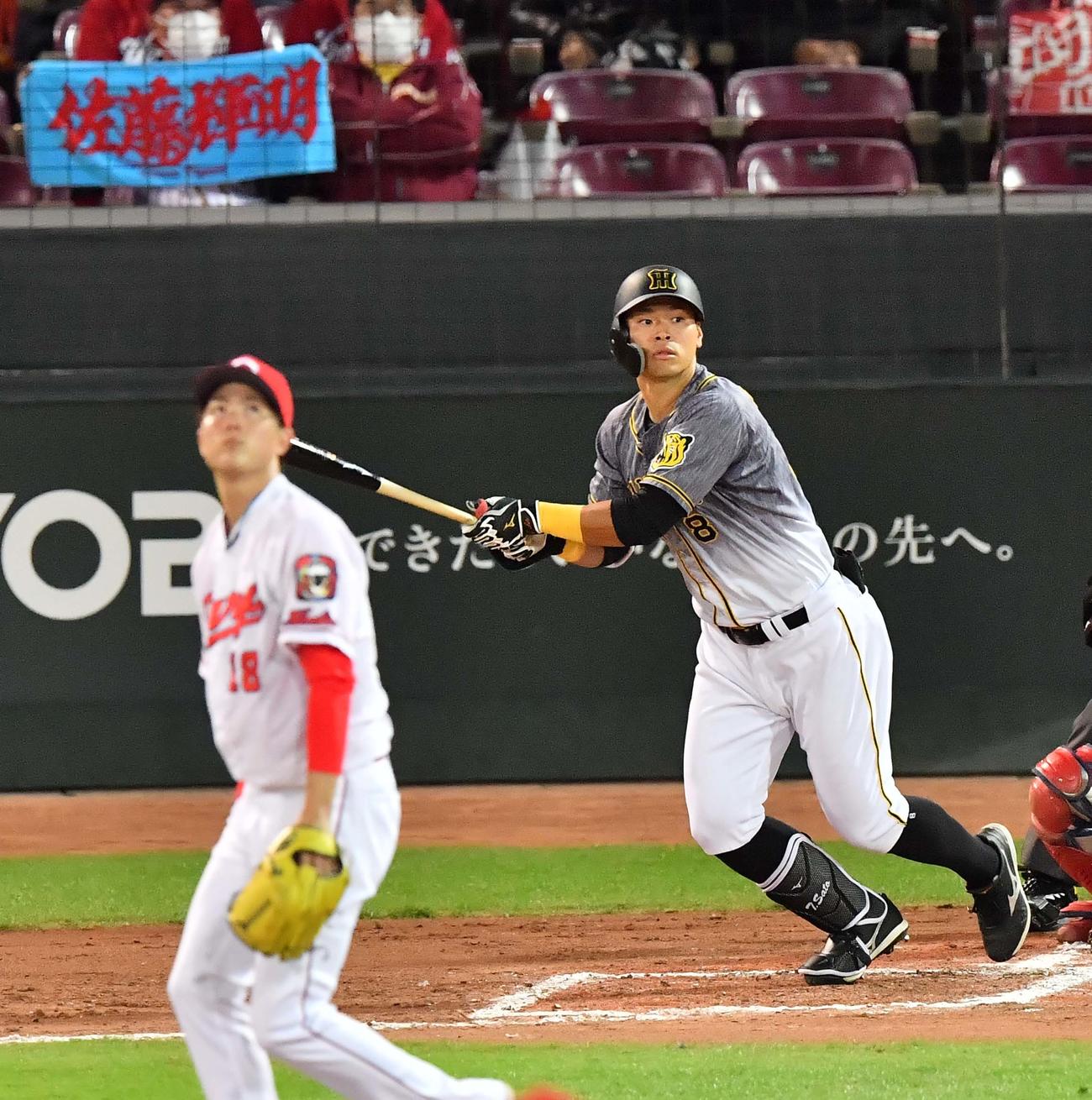 広島対阪神　7回表阪神2死一塁、左前打を放つ佐藤輝（撮影・上田博志）