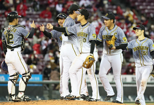 勝利を祝う阪神ナイン（撮影・加藤孝規）