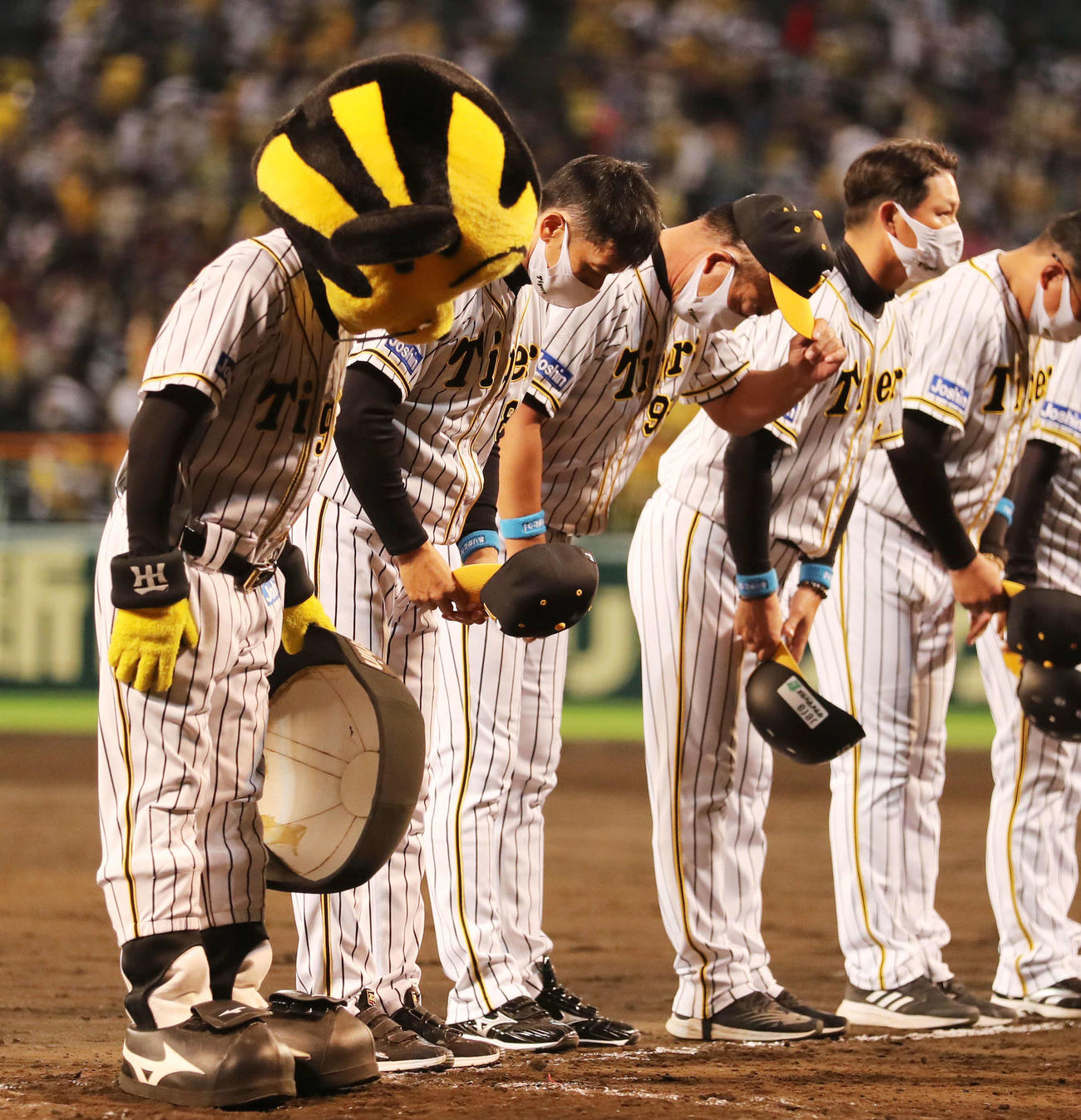 阪神対巨人　初戦を落としファンにあいさつする阪神矢野監督（左）ら選手たち（撮影・清水貴仁）