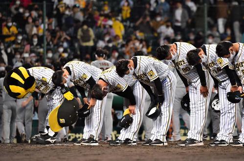 阪神対巨人　巨人に敗れた矢野監督（左から2人目）は深々と頭を下げてファンにあいさつする（撮影・上田博志）