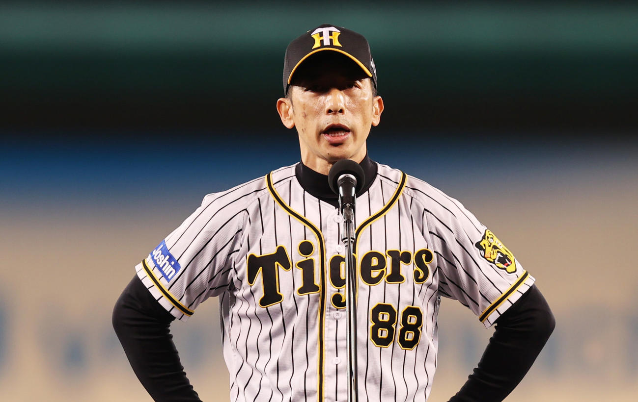 リーグ最終戦を終えあいさつする阪神矢野監督（＝2021年10月26日撮影）