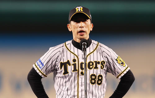 リーグ最終戦を終えあいさつする阪神矢野監督（＝2021年10月26日撮影）