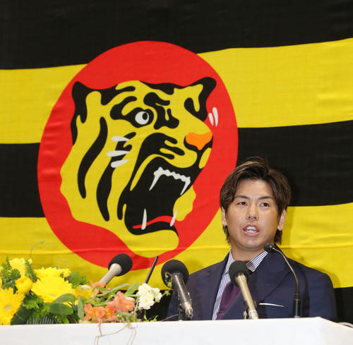 新たに3年契約でサインし会見する梅野隆太郎（撮影・加藤哉）