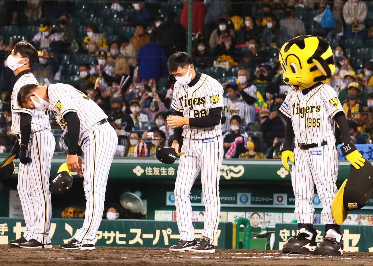 CSファーストステージでの敗退が決まり、スタンドに頭を下げる阪神矢野監督（中央）（2021年11月7日撮影）