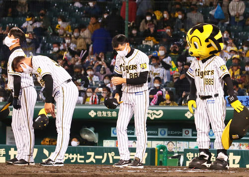 CSファーストステージでの敗退が決まり、スタンドに頭を下げる阪神矢野監督（中央）（2021年11月7日撮影）