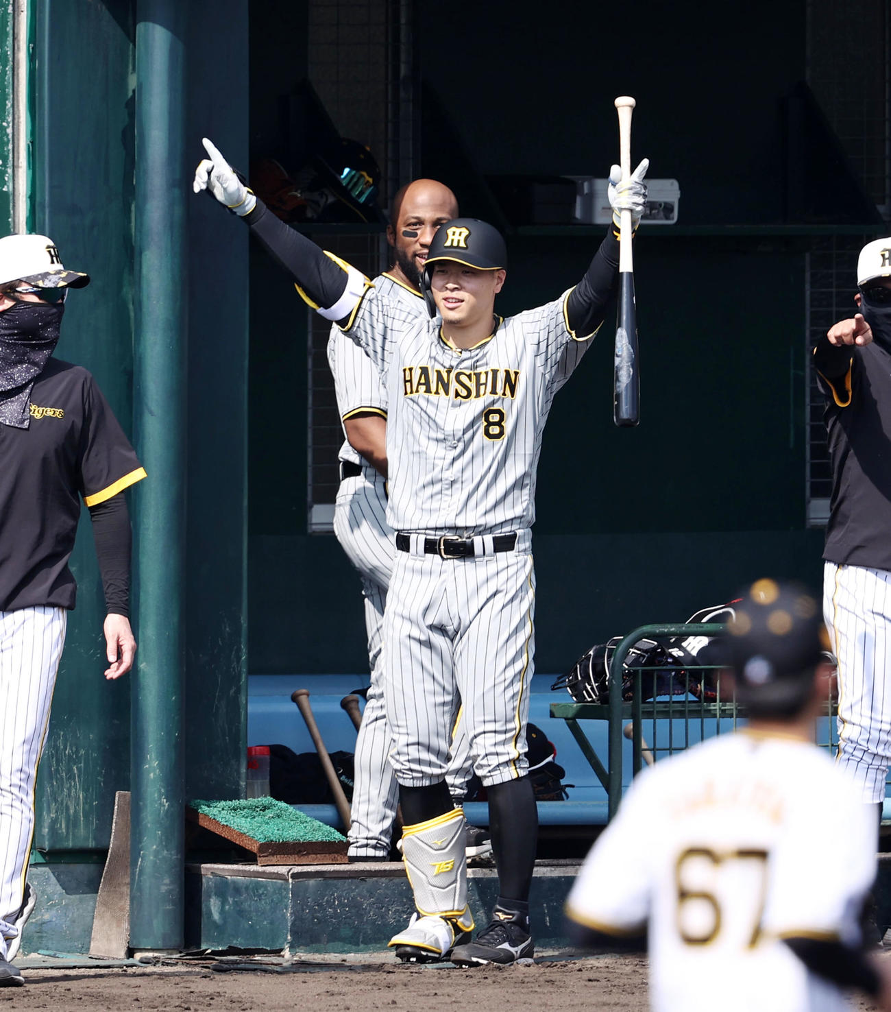 2回裏紅組無死、佐藤輝は左越え本塁打を放ちベンチ前で隣にテレビカメラがあると思ったがなかったのでグラウンドへポーズを決める（撮影・加藤哉）