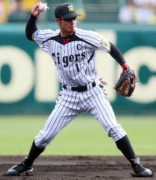 クライマックスシリーズ　ファーストステージ阪神対広島　一塁へ送球する鳥谷敬（撮影・田崎高広）＝2014年10月12日、甲子園球場