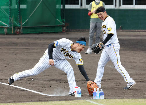 デスノックでボールを追う佐藤輝。右は大山（2022年2月13日撮影）