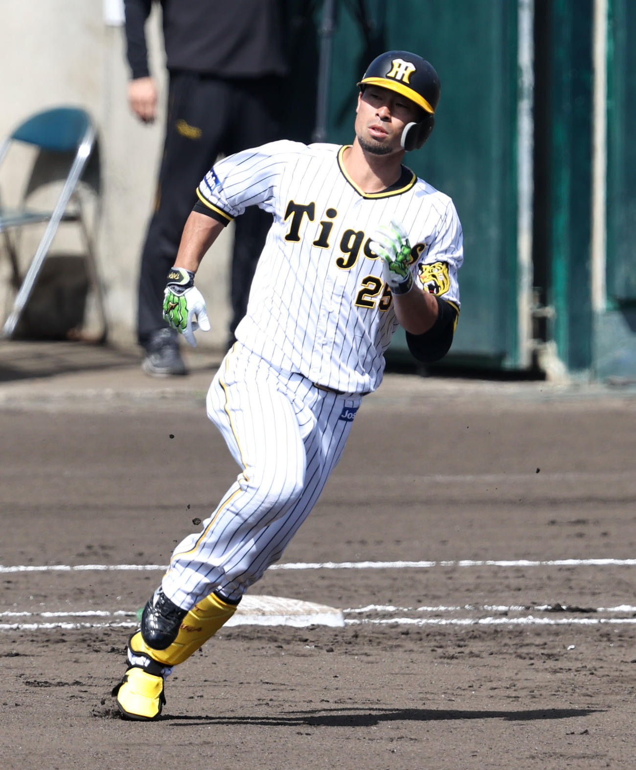 シート打撃練習で岩貞から中越え3点本塁打を放った阪神江越（撮影・加藤哉）