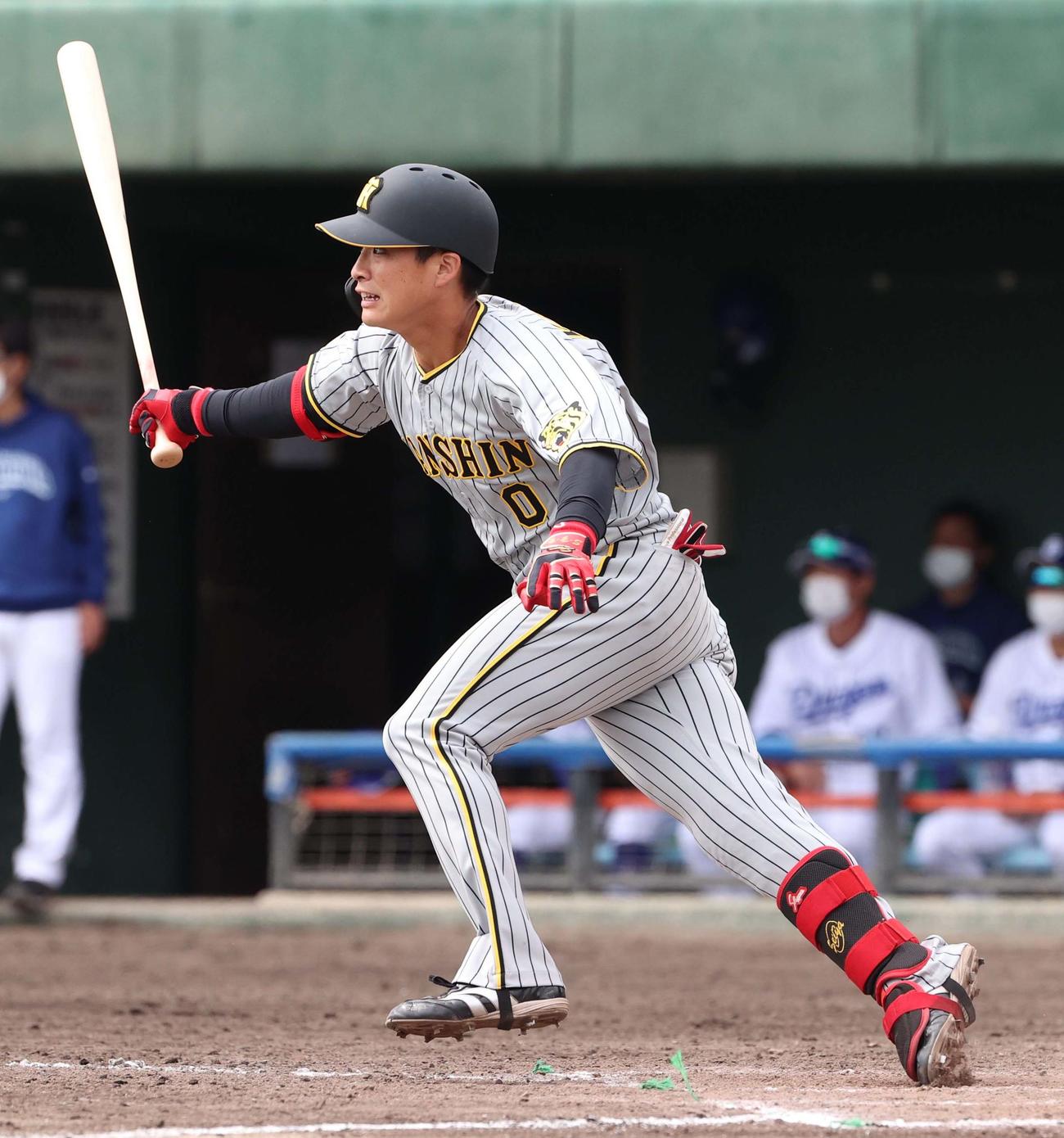 中日対阪神オープン戦　5回表阪神無死、右中間へ二塁打を放つ木浪（撮影・上田博志）