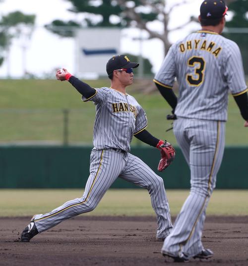 中日対阪神オープン戦　4回裏中日無死、ビシエドのゴロをさばくも一塁へ悪送球する木浪（撮影・上田博志）