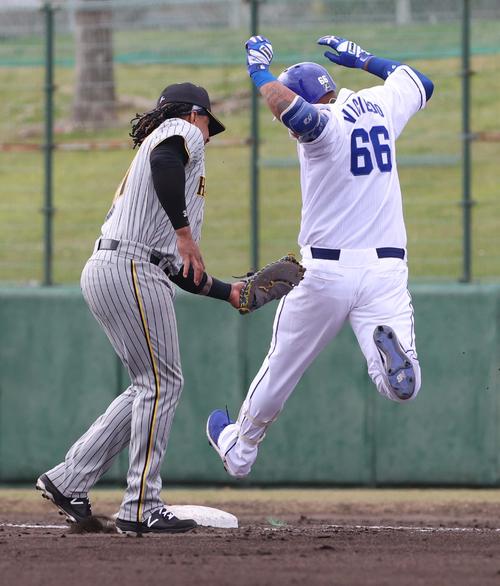 中日対阪神オープン戦　4回裏中日無死、ビシエドは木浪の悪送球で出塁する。一塁手はマルテ（撮影・上田博志）