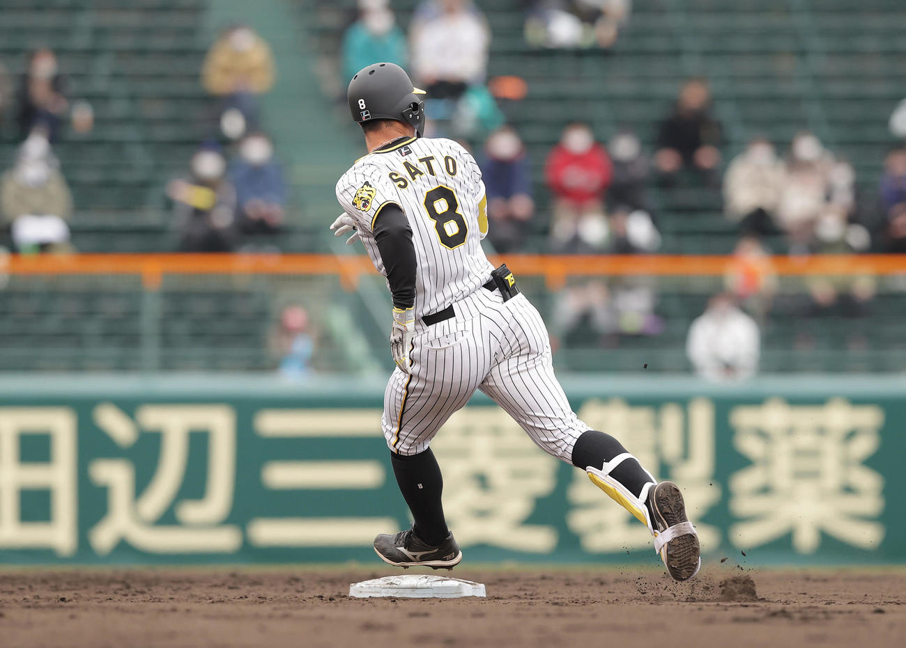 阪神対楽天　7回裏阪神無死、右越え二塁打を放ち二塁をまわる佐藤輝（撮影・前田充）