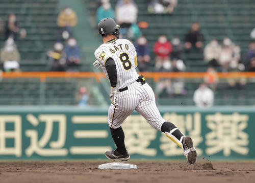 阪神対楽天　7回裏阪神無死、右越え二塁打を放ち二塁をまわる佐藤輝（撮影・前田充）