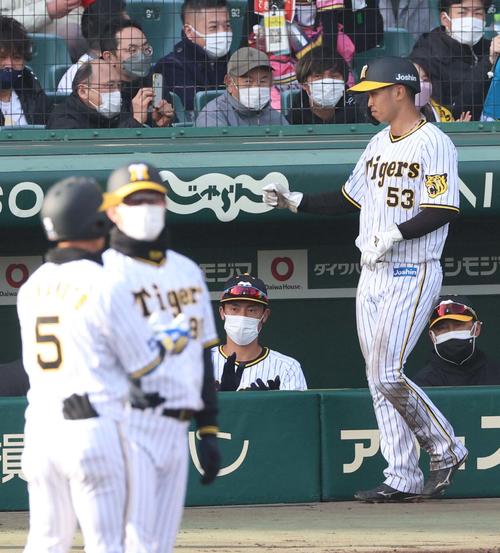 阪神対楽天オープン戦　8回裏阪神2死三塁、中前適時打を放った近本（左）にベンチで拍手を送る江越（中央）。右から2人目は生還した島田（撮影・上田博志）