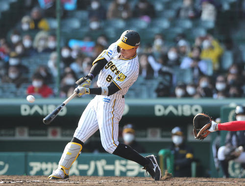 6回裏阪神1死一、二塁、佐藤輝は右前適時打を放つ（撮影・上山淳一）