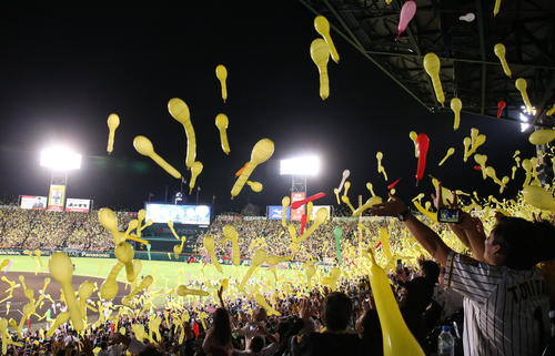 19年9月、ジェット風船を飛ばして盛り上がる甲子園の阪神ファン