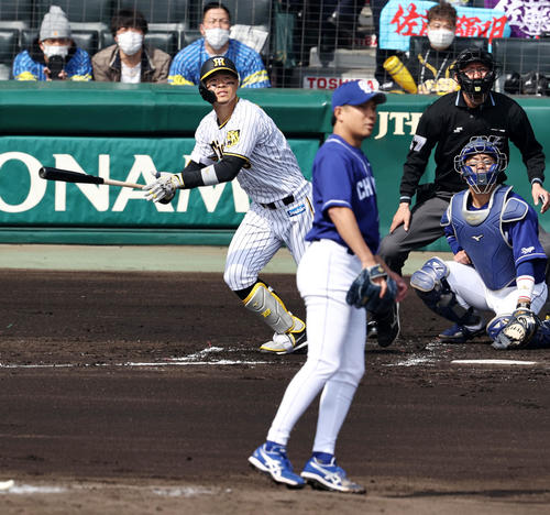 阪神対中日　1回裏阪神1死一、三塁、佐藤輝は先制左犠飛を放つ。投手は大野雄（撮影・加藤哉）