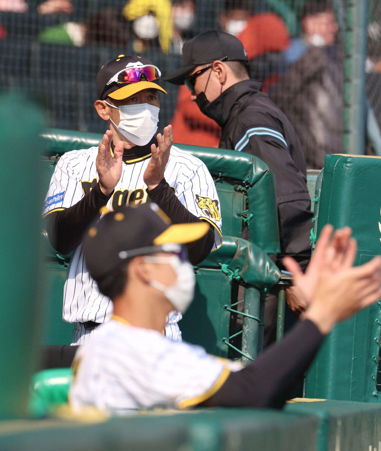阪神対中日　5回、安打、適時打を放った佐藤輝、大山に拍手を送る矢野監督（撮影・上田博志）